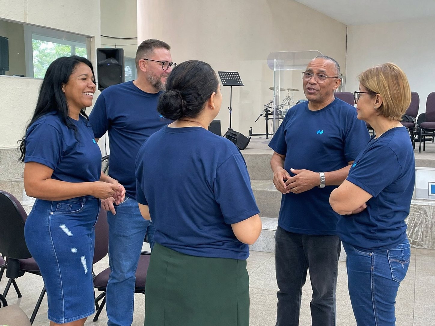 Grupo de igreja com camisetas personalizadas