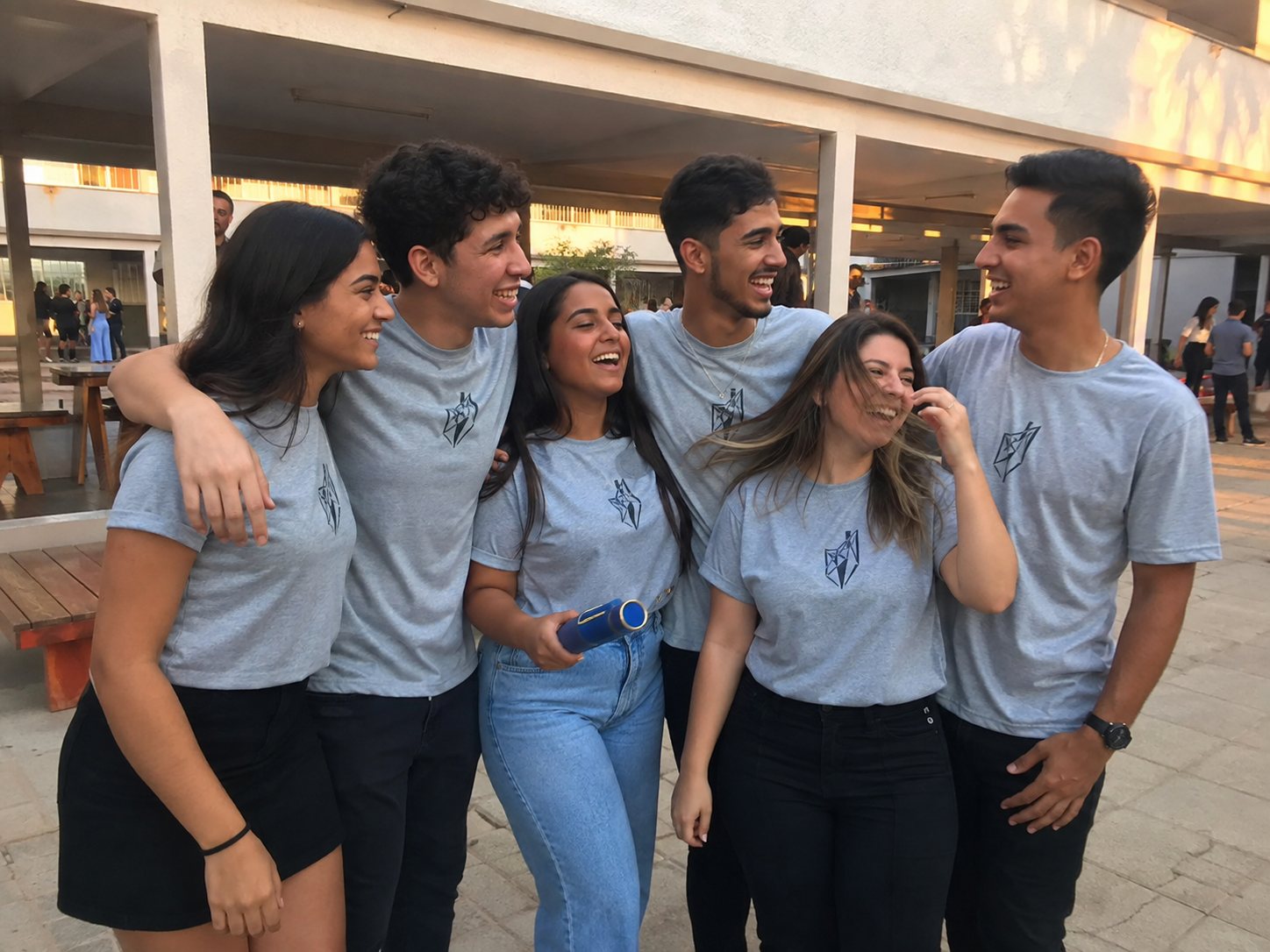 Formandos com camisetas de turma personalizadas
