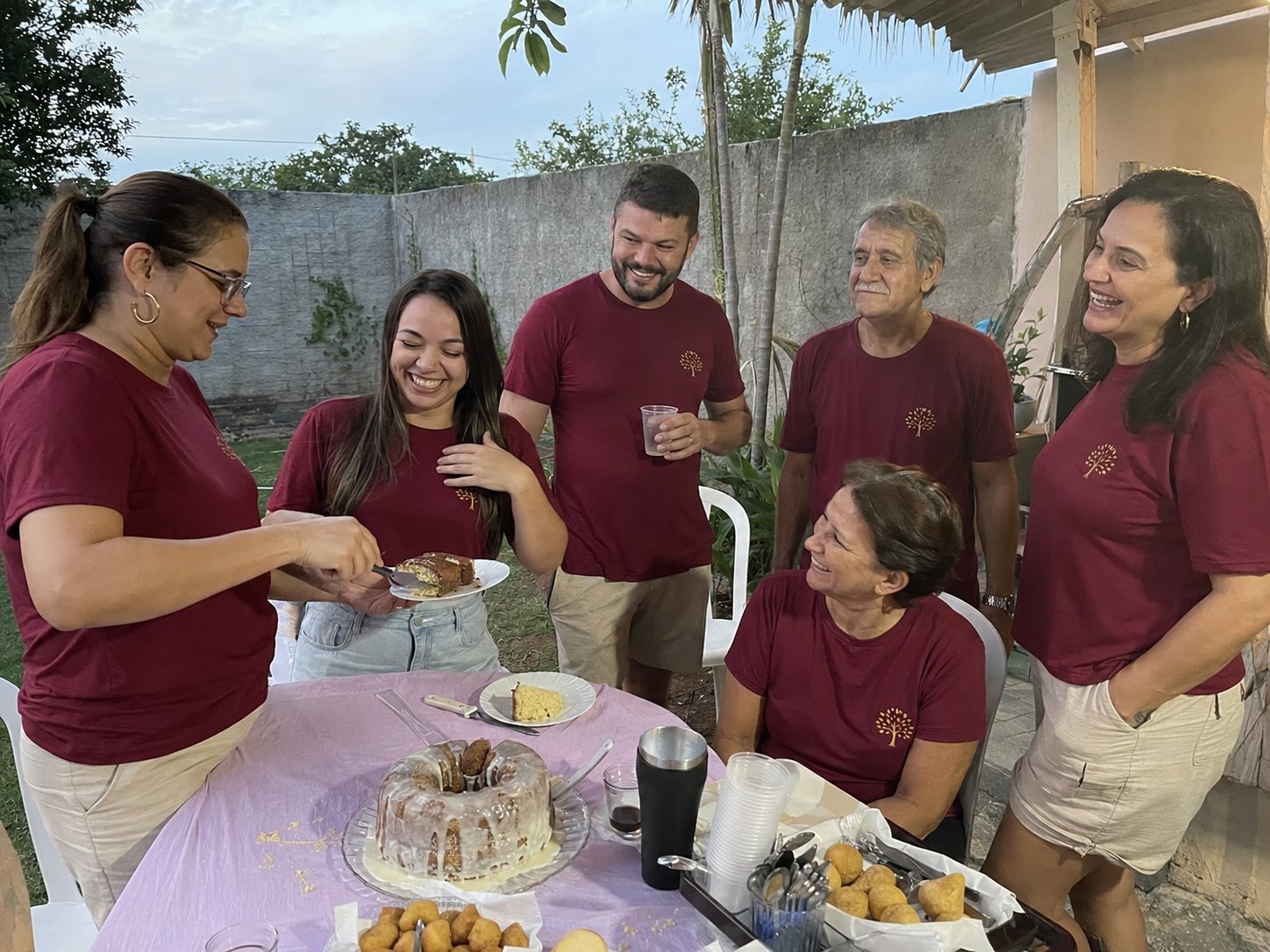 Família com camisetas personalizadas em confraternização