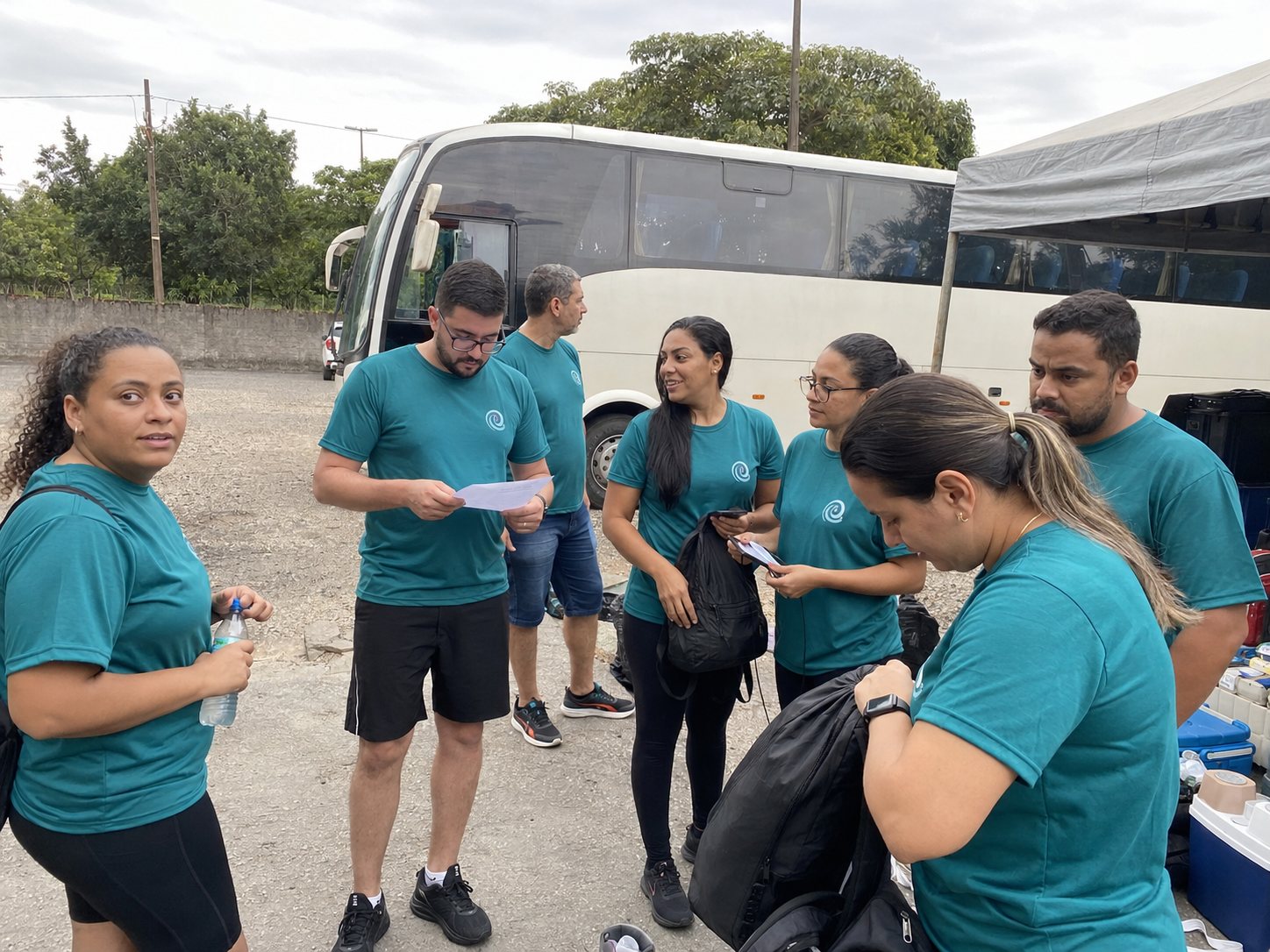 Equipe de evento com camisetas personalizadas